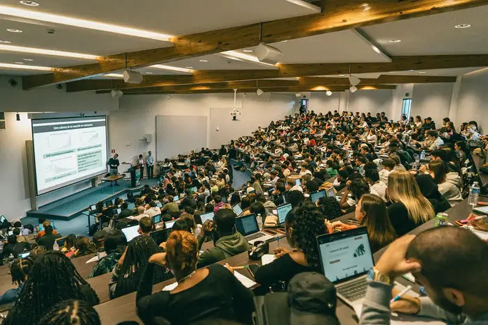 Professionnels de santé assistant à une formation CBX Medical en amphithéâtre, axée sur les solutions naturelles validées par la science