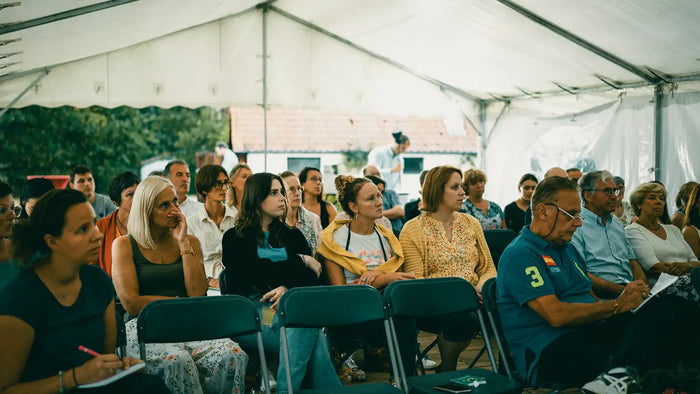 Participants d’un atelier des Escales Positives découvrant les soins intégratifs dans un cadre convivial animé par des praticiens de santé
