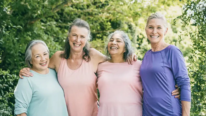 Quatre femmes complices et souriantes dans un parc, incarnant la convivialité et l’inclusivité des Escales Positives organisées localement