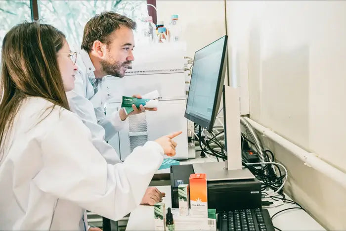 Chercheurs CBX analysant des formulations à base de chanvre en laboratoire pour développer des solutions naturelles efficaces contre les douleurs chroniques