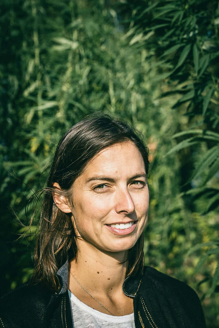 Portrait de Flora Mer, bio-ingénieure chez CBX Medical, engagée pour une phytothérapie durable et responsable au service des patients